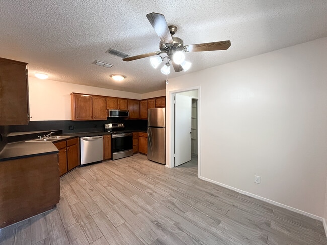 Building Photo - 408 Briar Square