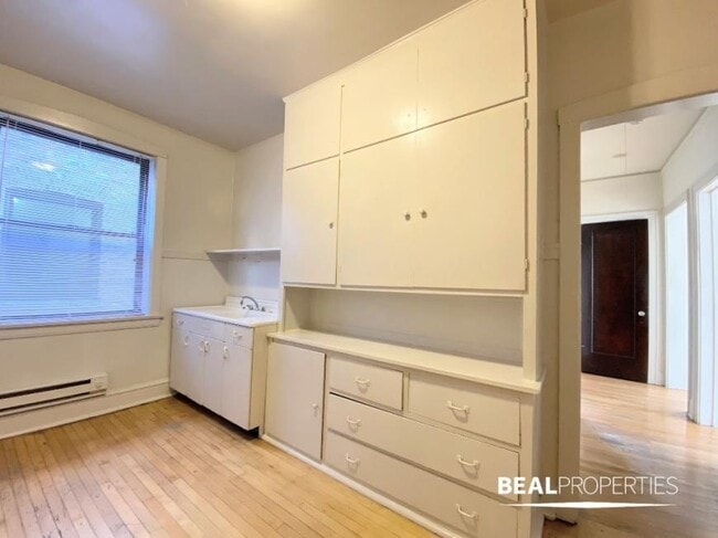 Building Photo - 1 bedroom in EVANSTON IL 60202