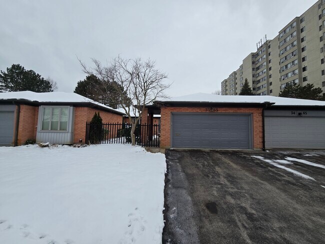 Photo du bâtiment - Oakridge!  Beautiful 2 Bed, 3 Bath BUNGALOW * Garage * Finished Bsmt * AVAIL NOW