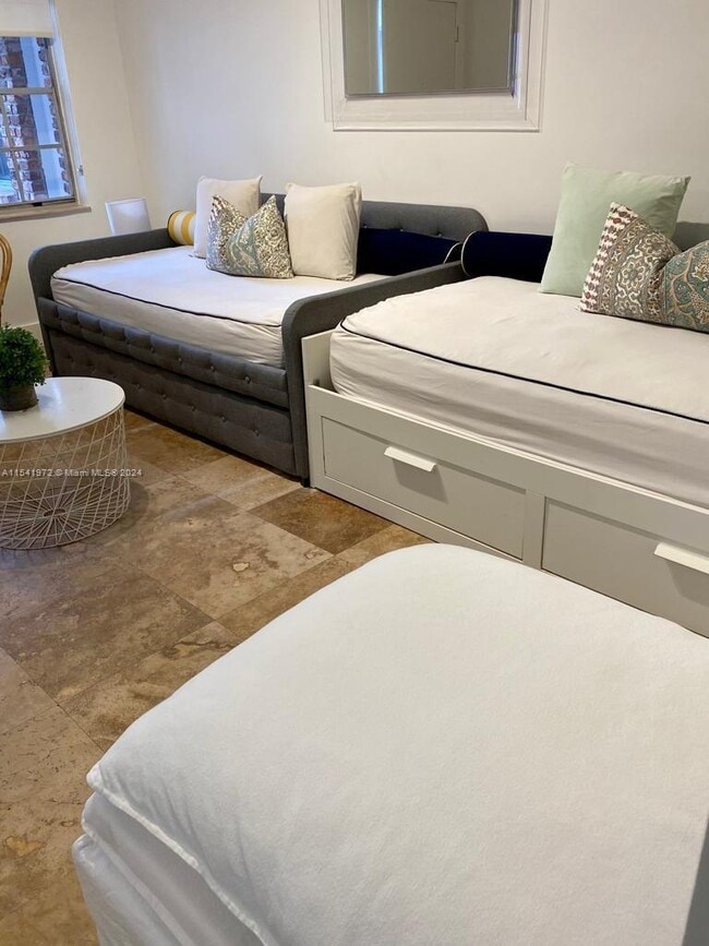 Foto del edificio - 100 Sunrise Dr