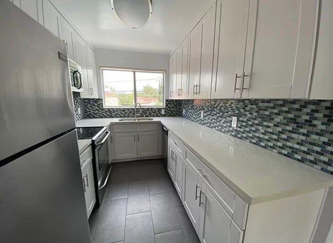 Building Photo - 330