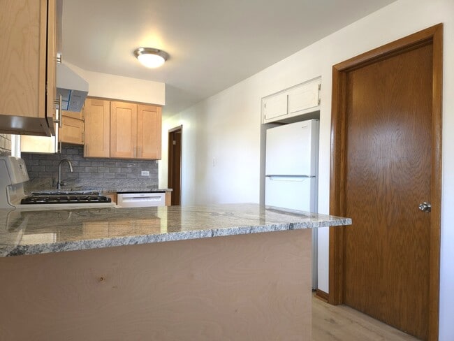 Building Photo - 7010 W Diversey Ave