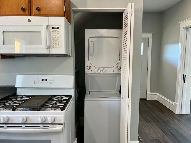 In unit washer & dryer - 622 Court St