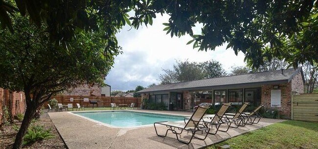 Foto del edificio - 4821 E Riverside Dr