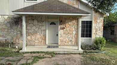 Building Photo - 724 Sunshadow Dr