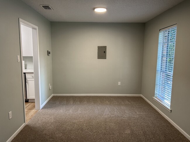 Building Photo - 1716 Northview Dr
