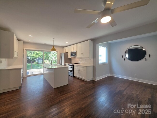 Building Photo - 3433 Draper Ave