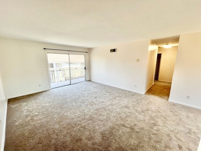 Foto del edificio - Beautiful 3B 2BA Condo in College Grove