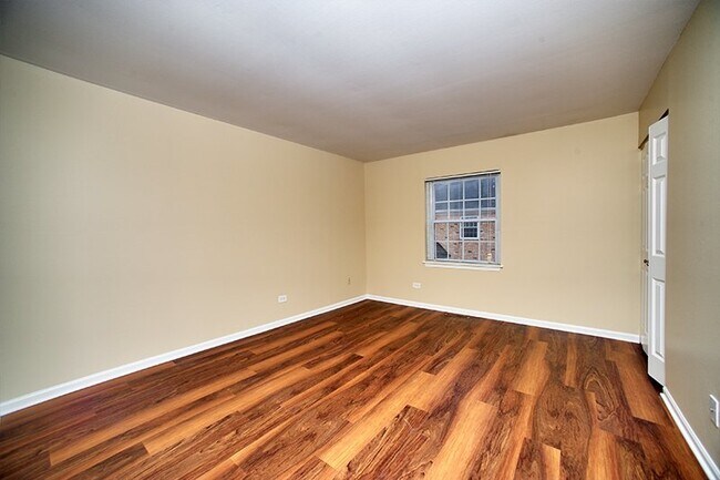 Building Photo - 2850 Southampton Dr