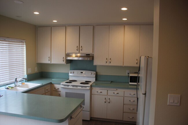 Foto del edificio - Spacious 4-Bed Townhome in the Heart of Cl...