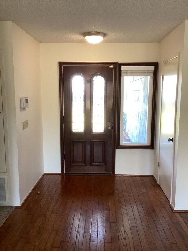Building Photo - Large Single Story Home in Orcutt with Thr...