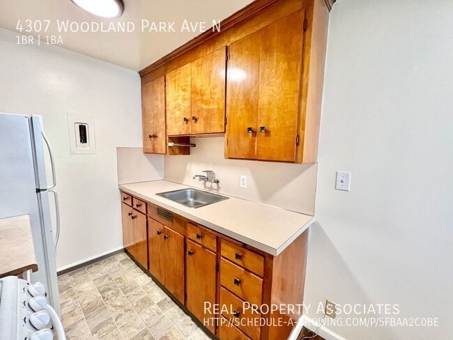 Building Photo - Fantastic 1 Bedroom 1 Bath with Hardwood F...