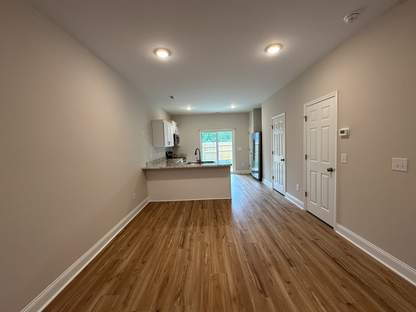 Foto del edificio - Spacious 2 Bedroom, 2.5 Bath Townhome 160 Loren Rd.