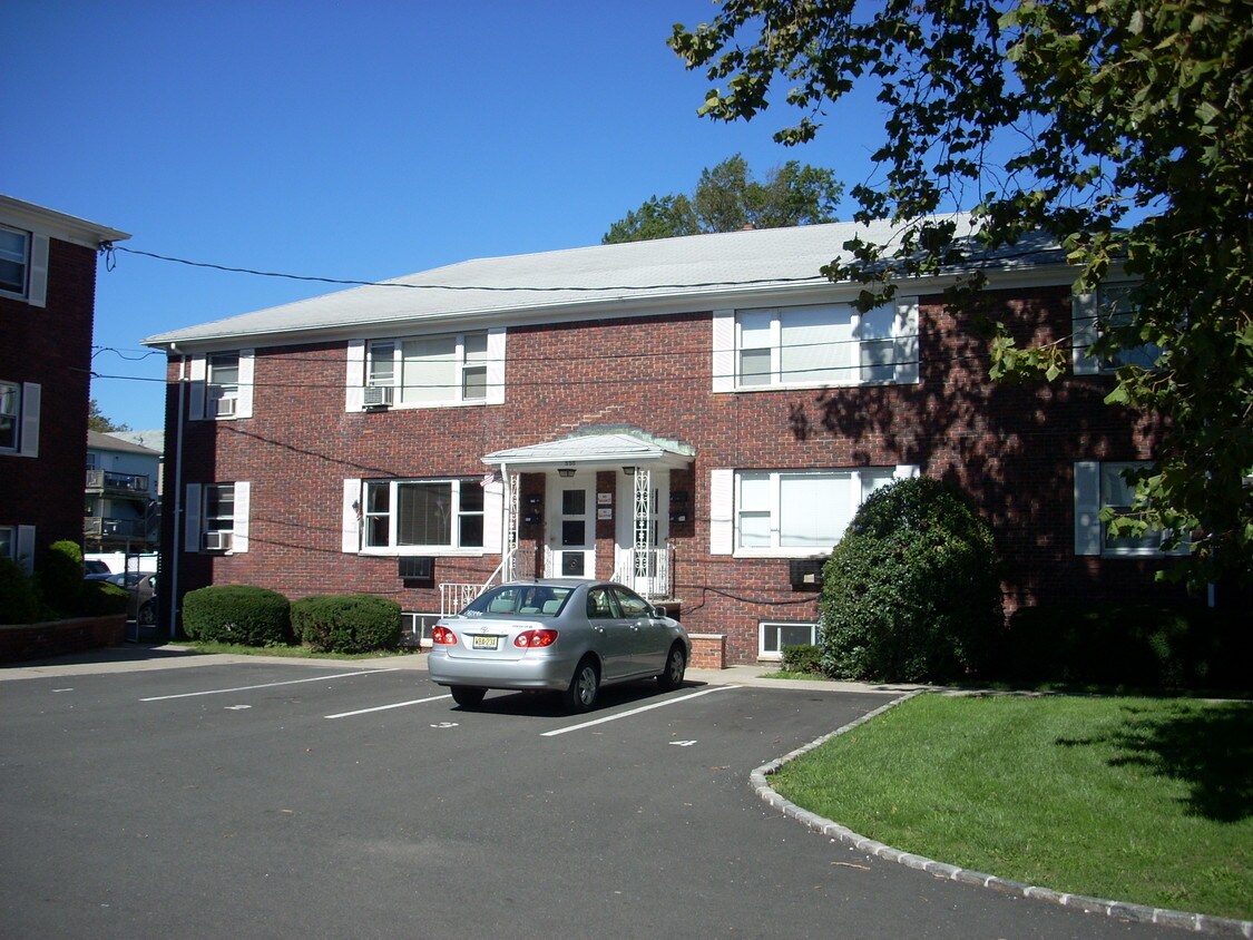 Building Photo - 555-563 Green St