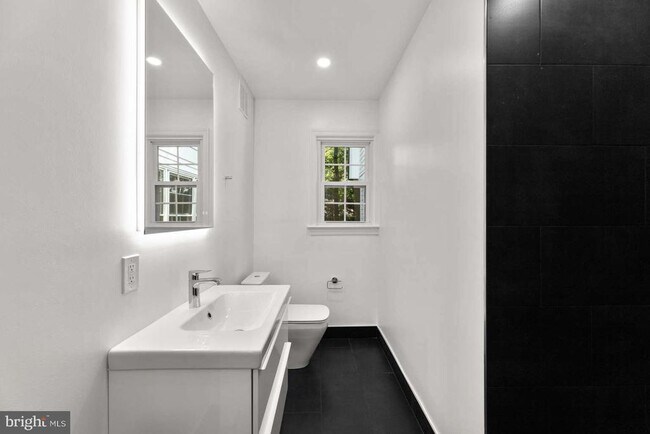 Foto del edificio - 7205 Longwood Dr