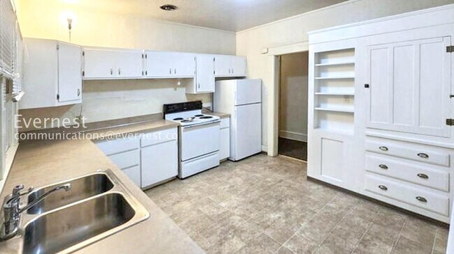 Foto del edificio - 4 Bed, 2 Bath Home with Fenced Yard / Vouchers Accepted