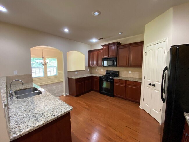 Foto del edificio - NEW PRICE - Charming Craftsman in sought-a...