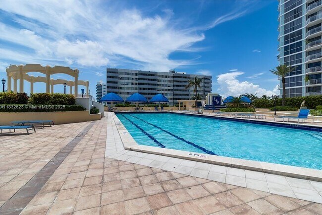 Foto del edificio - 7601 E Treasure Dr
