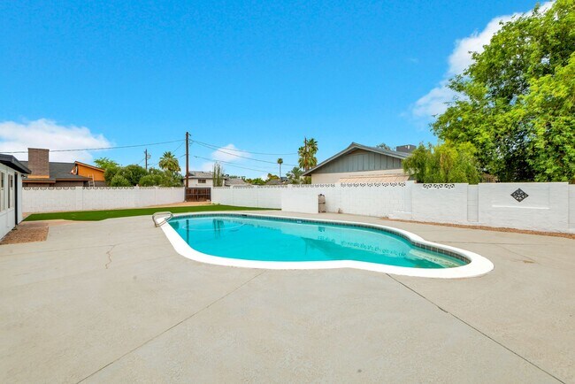 Foto del edificio - Great 6 Bedroom home near ASU with large BASEMENT