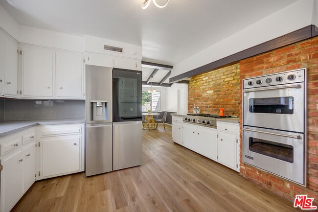 Building Photo - 926 N Alpine Dr