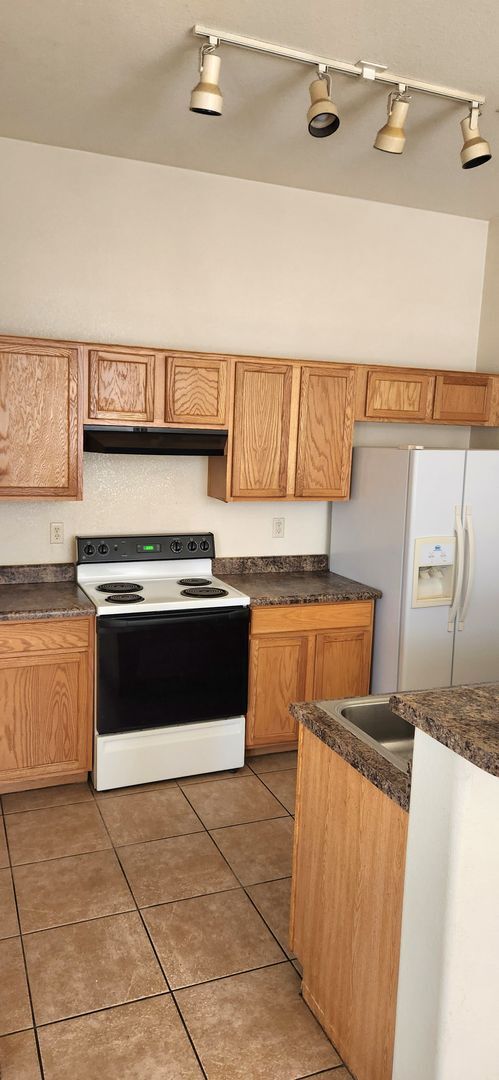 Building Photo - Beautifully Renovated 2 Bedroom - New A/C ...