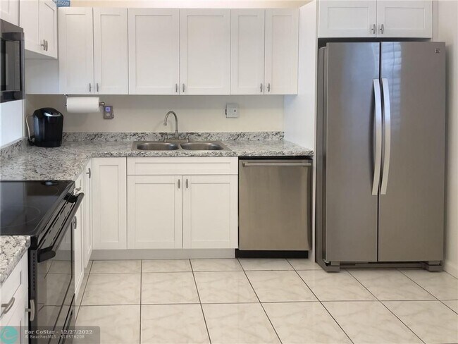 Building Photo - 4940 E Sabal Palm Blvd