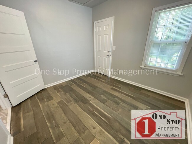 Building Photo - Freshly Updated 3 bedroom and 1 bathroom i...