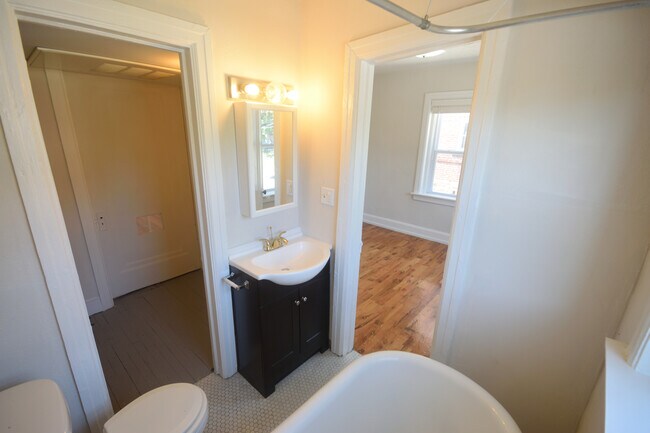 Building Photo - 3732 Southwest Trfy