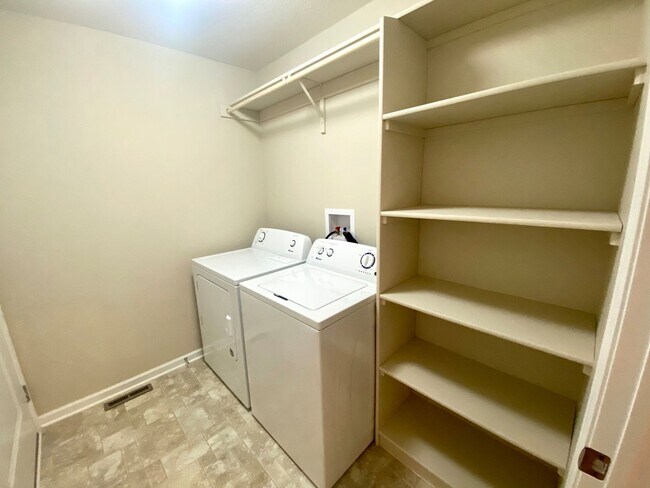 Building Photo - Newly Built 4 Bedroom and 3 Bathroom Duple...