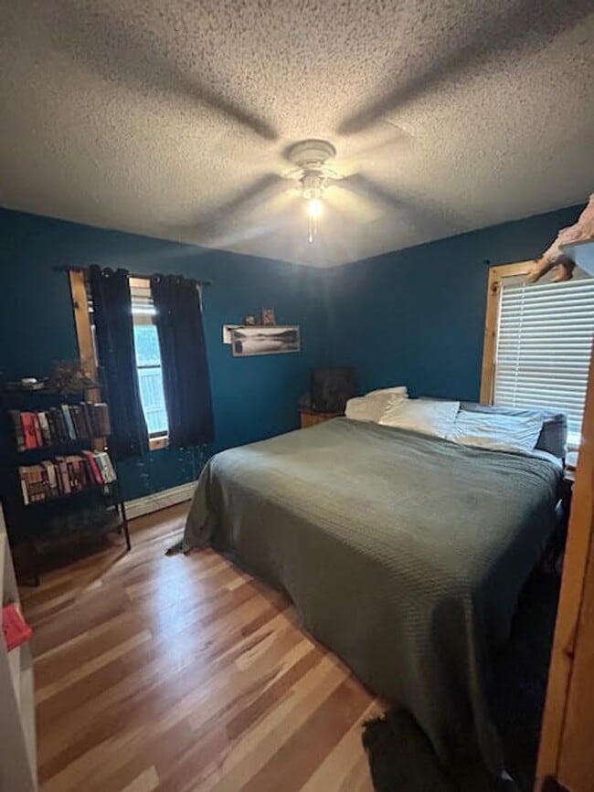 Building Photo - AVAILABLE NOW - 2 Bedroom, 1 Bath Two Harb...