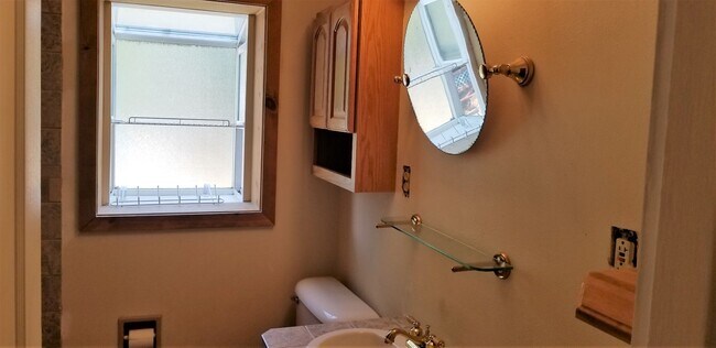 Foto del edificio - One Block to Lake Washington, Available Aug 1st