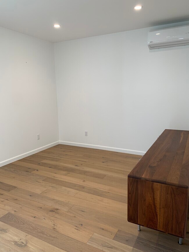 Hardwood Floors - 14953 Valleyheart Dr