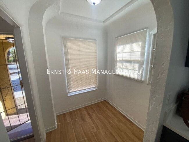 Foto del edificio - 822 Belmont Ave