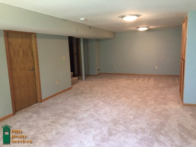 Building Photo - 3 Bedroom Home with Great 3 Season Porch