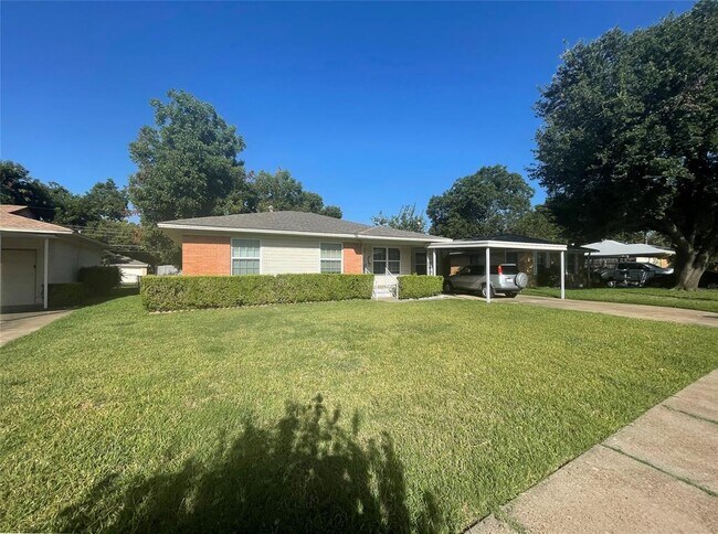Building Photo - 10037 Casa Oaks Dr