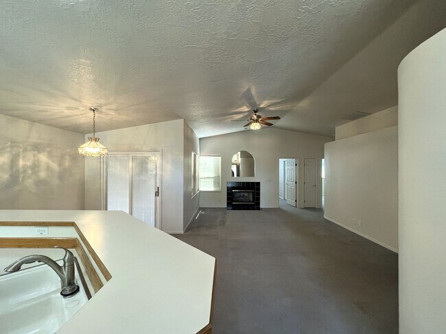 Building Photo - Adorable 3 bed 2 bath home in the Coventry...
