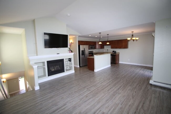 Building Photo - 3 Bedroom Centrally Located Condo!