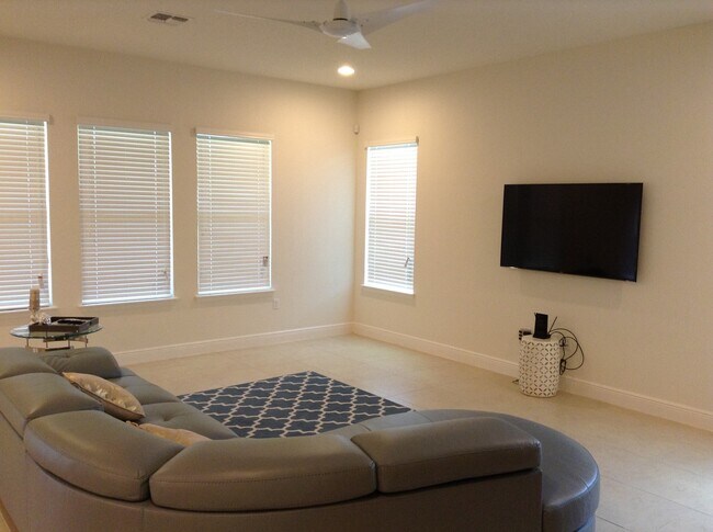 Foto del edificio - Spectacular  5/4 with 3 car garage home in Winter Garden