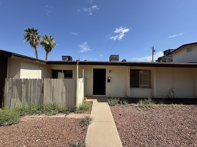 Building Photo - West Phoenix Townhome