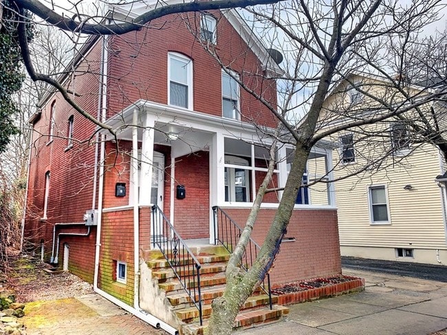 Building Photo - NEWLY RENOVATED 3 BEDROOM APARTMENT!
