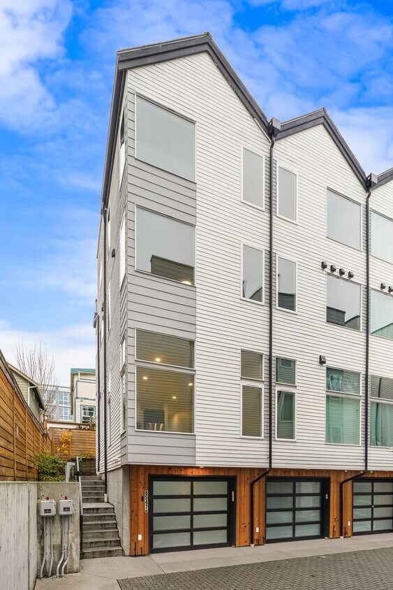 Primary Photo - Gorgeous Greenlake Area 2 Bedroom Townhouse