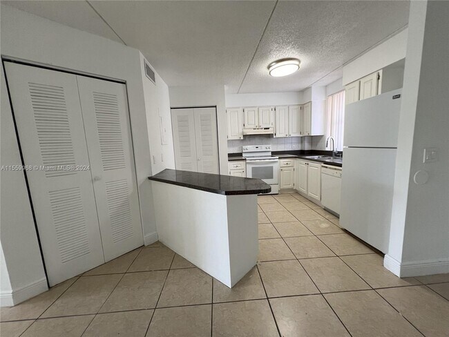 Foto del edificio - 6155 NW 186th St
