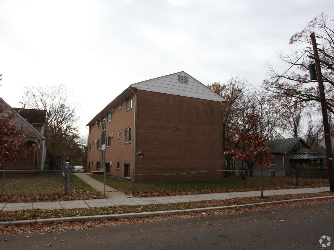 Foto del edificio - 6117 Clay St NE