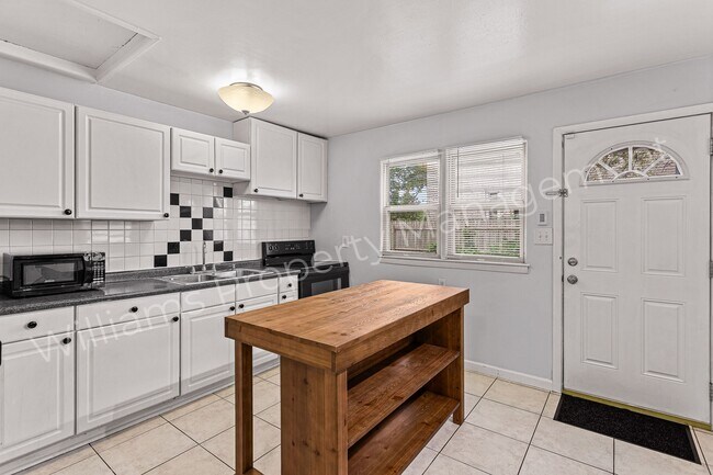 Foto del edificio - 22921 Rosewood St