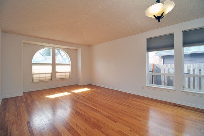 Building Photo - Stunning Blue Lake 3 Bed/2 Bath 1 Level Home