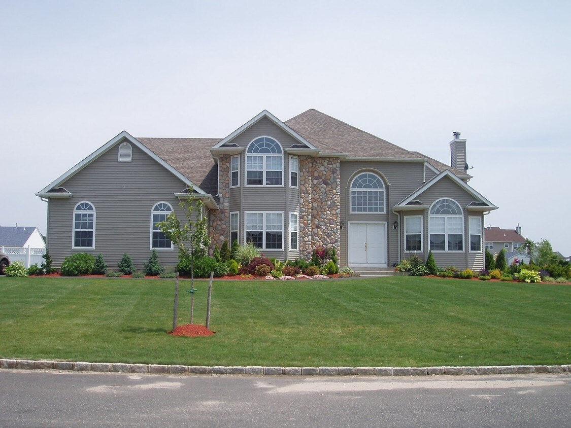11 Redwood Ln, Miller Place, NY 11764 Apartments in Miller Place, NY