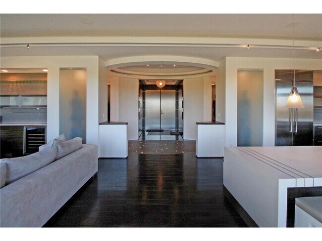 Foto del edificio - 555 Oak Ridge Pl