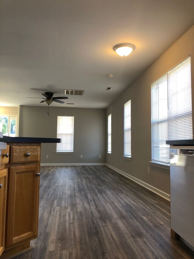 Foto del edificio - Apply now for this Beautiful -  Updated 3 ...