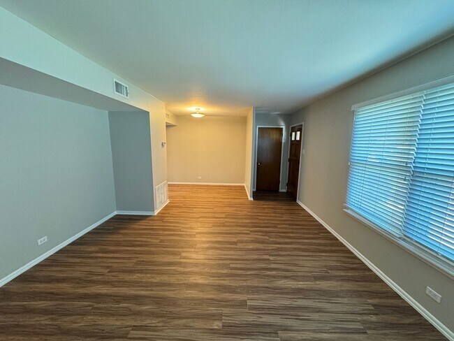 Foto del edificio - Welcome to this charming 3-bedroom, 1.5-ba...