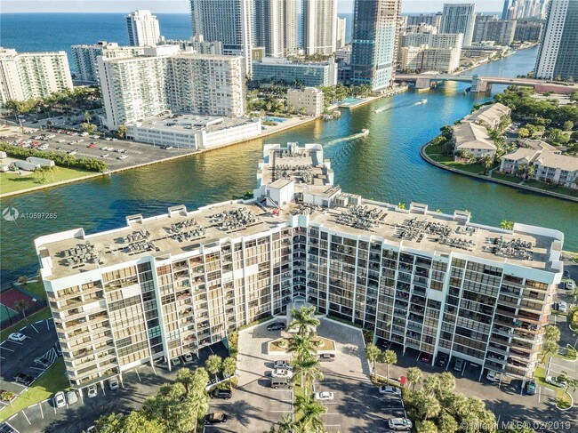Foto del edificio - 200 Leslie Dr
